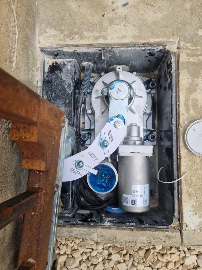 moteur encastré de la marque BFT modèle  ELI 250 posé par L'ATELIER DU VENTOUX à Bédoin dans le Vaucluse