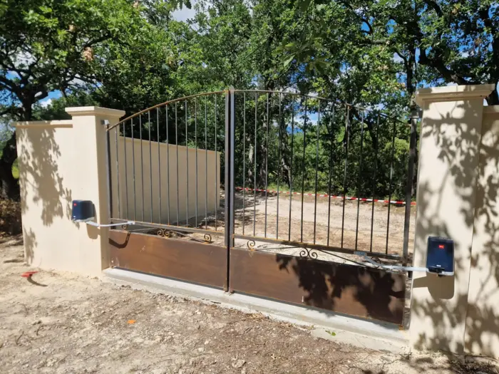 motorisation de portail BFT modèle VIRGO SMART installé par L'ATELIER DU VENTOUX dans le Vaucluse à Pernes les Fontaines